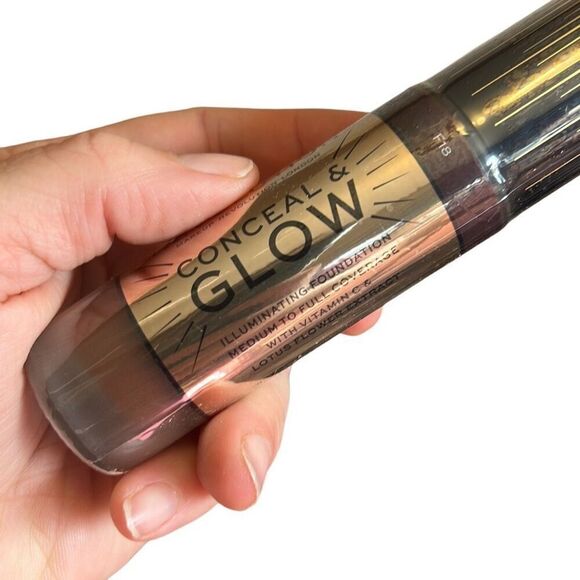 Makeup Revolution‎ Conceal & glow Foundation F18 - Picture 4 of 5